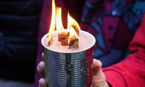 Žádost o pomoc se sbírkou vosku na výrobu zákopových svíček pro Ukrajinu